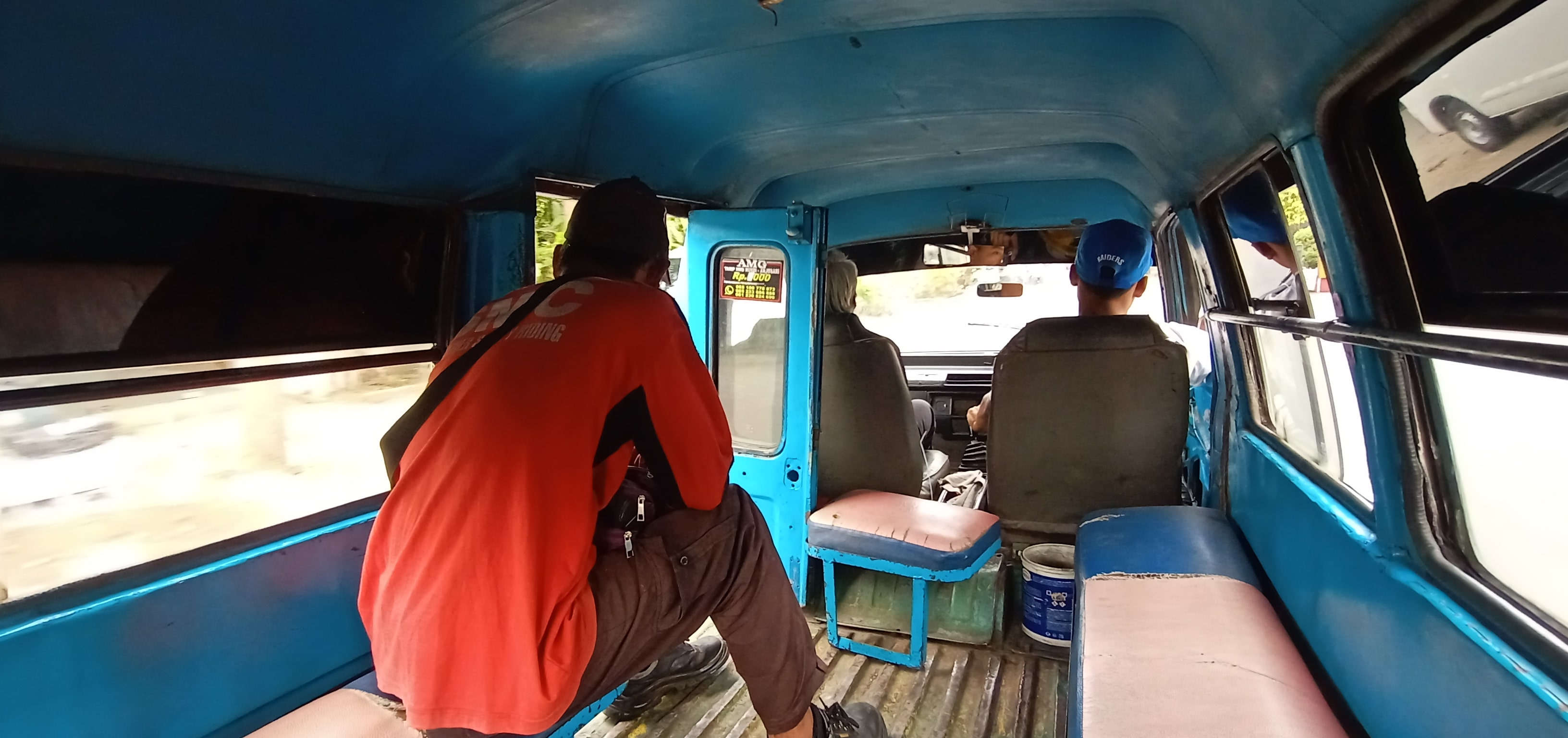 SEPI: Angkot mengalami krisis penumpang. Rata-rata hanya ada satu sampai dua penumpang setiap jalan.