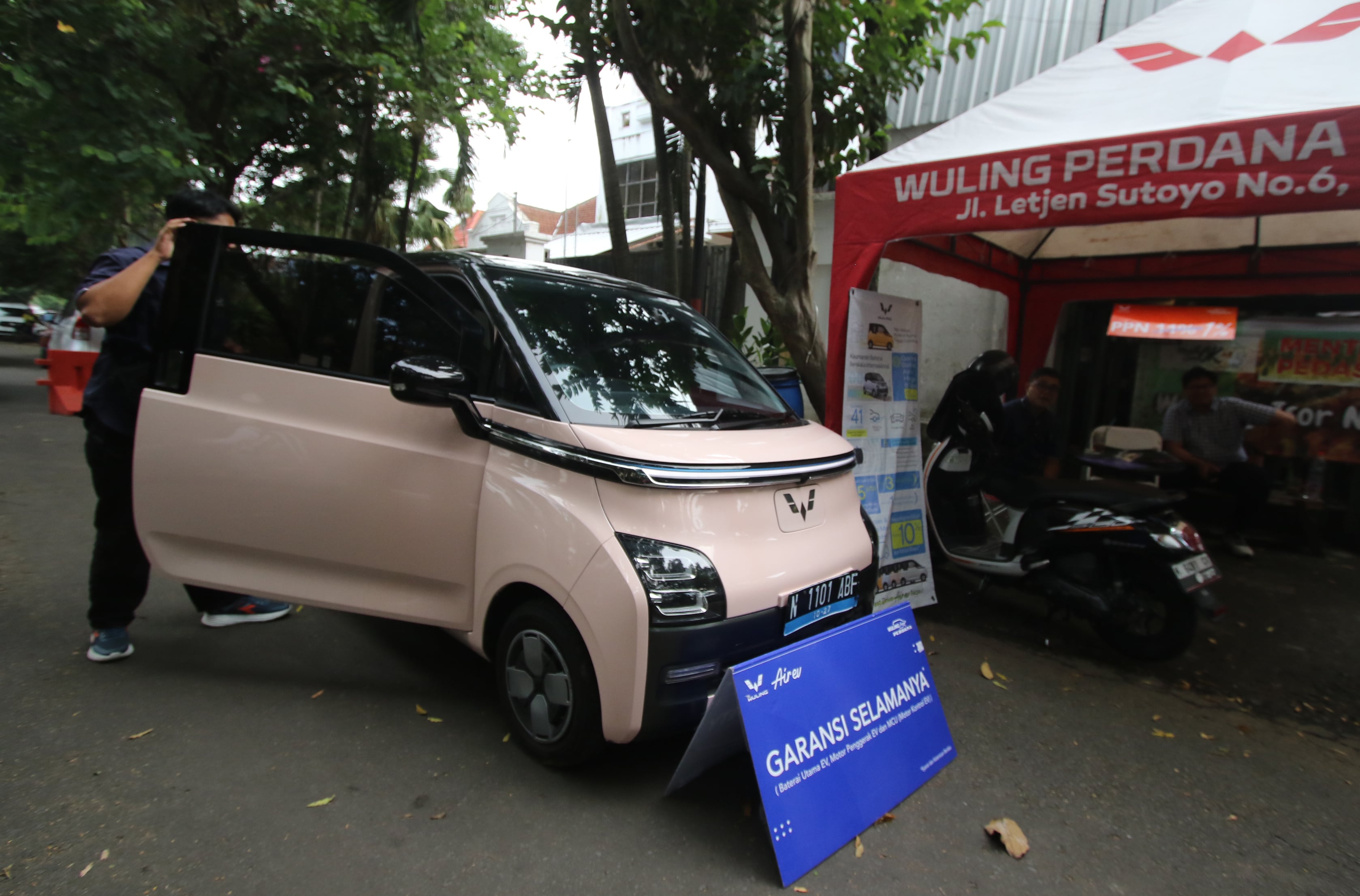 TANPA PPN: Seorang calon pembeli menjajal mobil listrik di Jalan Gajahmada, Kota Malang.