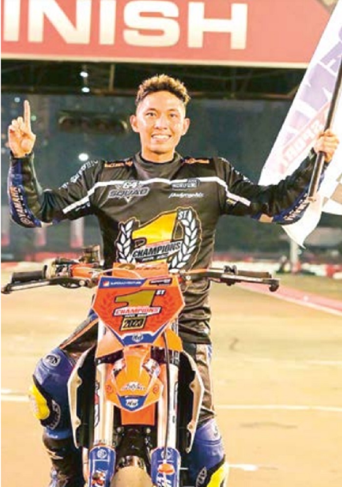 PEMBALAP: Farudila Adam Taufan melintasi garis finis di ajang Supermoto Nasional di Jakarta pada Desember 2023 lalu.