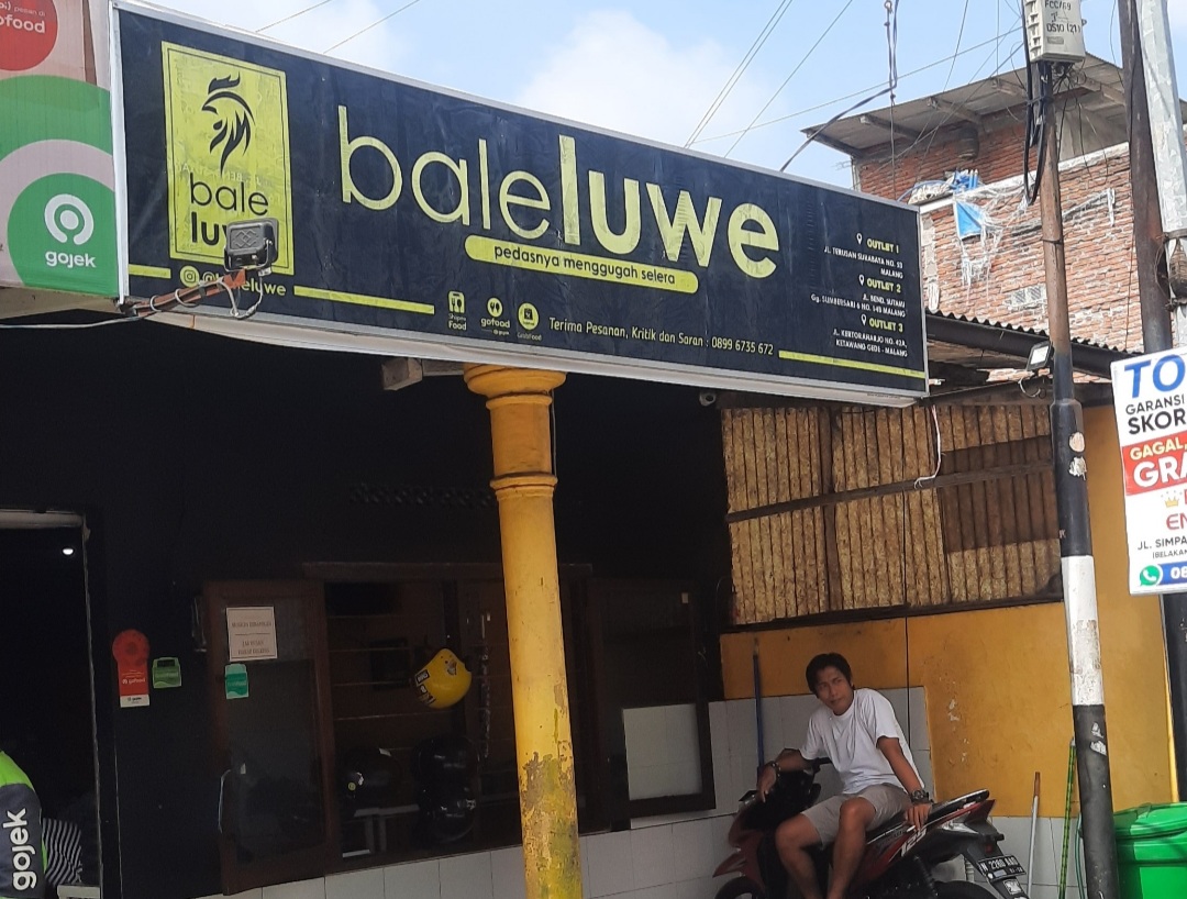 Warung andalan mahasiswa UM yang pertama yakni bale luwe.