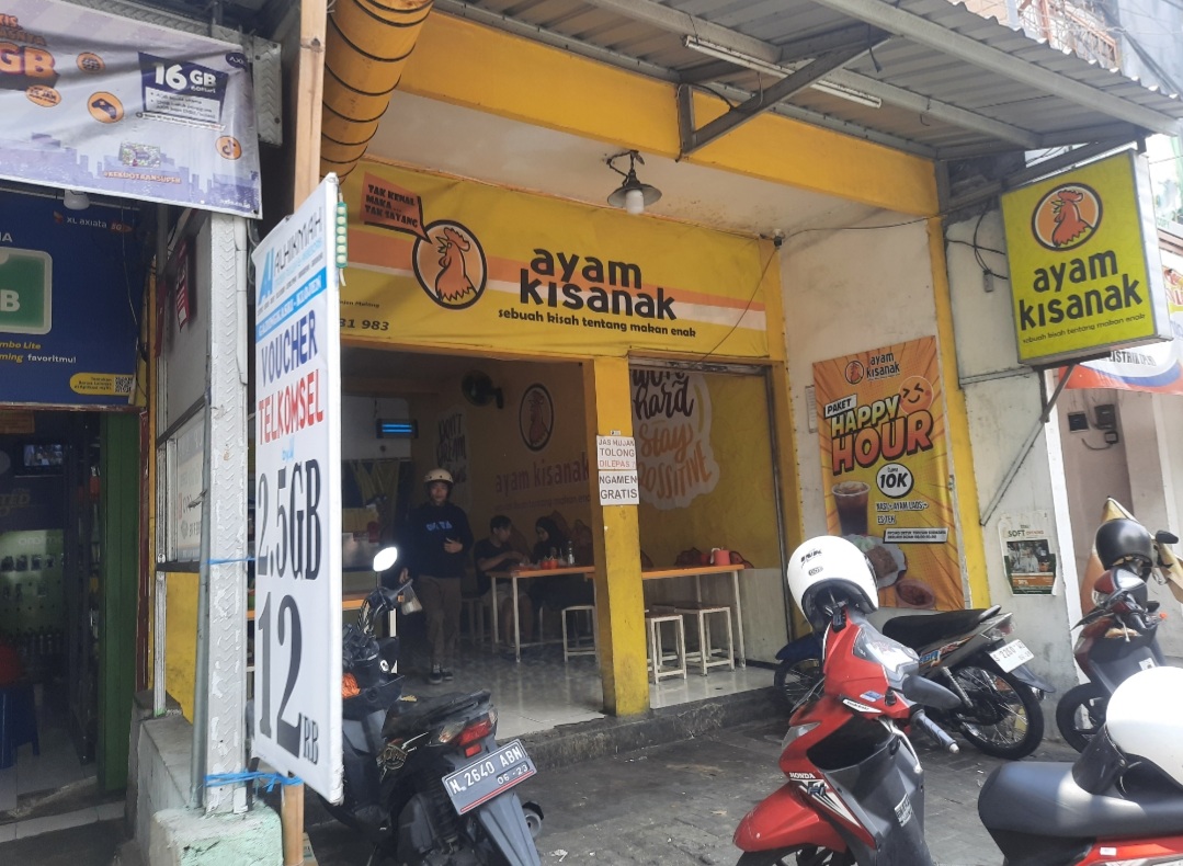 Tak kalah enak, tempat makan satu ini juga menjadi andalan anak UM, karena buka setiap hari dari pagi hingga malam.