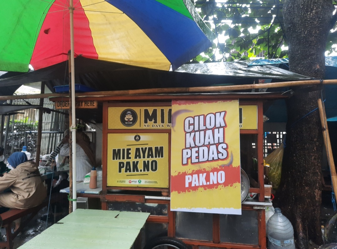 Mie Ayam Pak No menjadi salah satu warung mie ayam favorit mahasiswa UM saat jam makan siang.