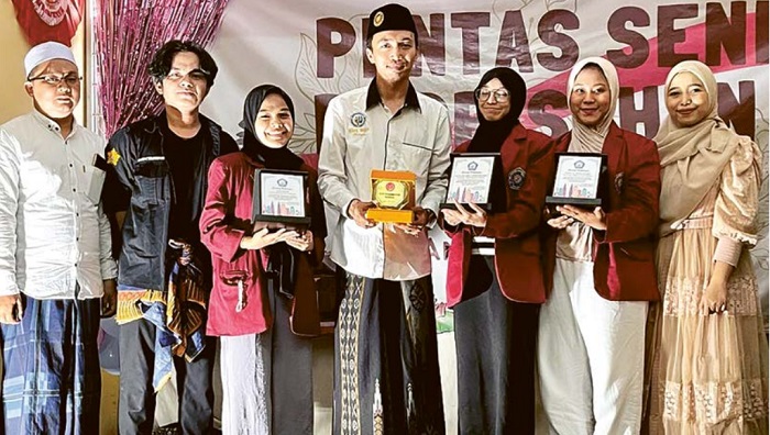 PENDIDIK: Salwa Salsabila Naqqiyah Rafie (lima dari kiri) bersama para guru saat pentas seni di Selangor, Malaysia.
