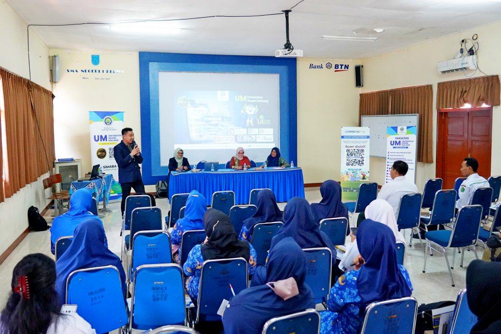 Kasubdit Seleksi UM, Dr. Rizky Firmansyah, S.E., M.S.A. mensosialisasikan SNPMB tahun 2024 di SMAN 1 Kediri