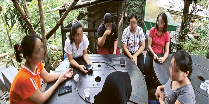 JENGAH: Enam calon TKW membeberkan pengalamannya kepada Jawa Pos Radar Malang di Pendopo Agung Suryo Rahmatulloh, Kecamatan Kedungkandang kemarin siang.
