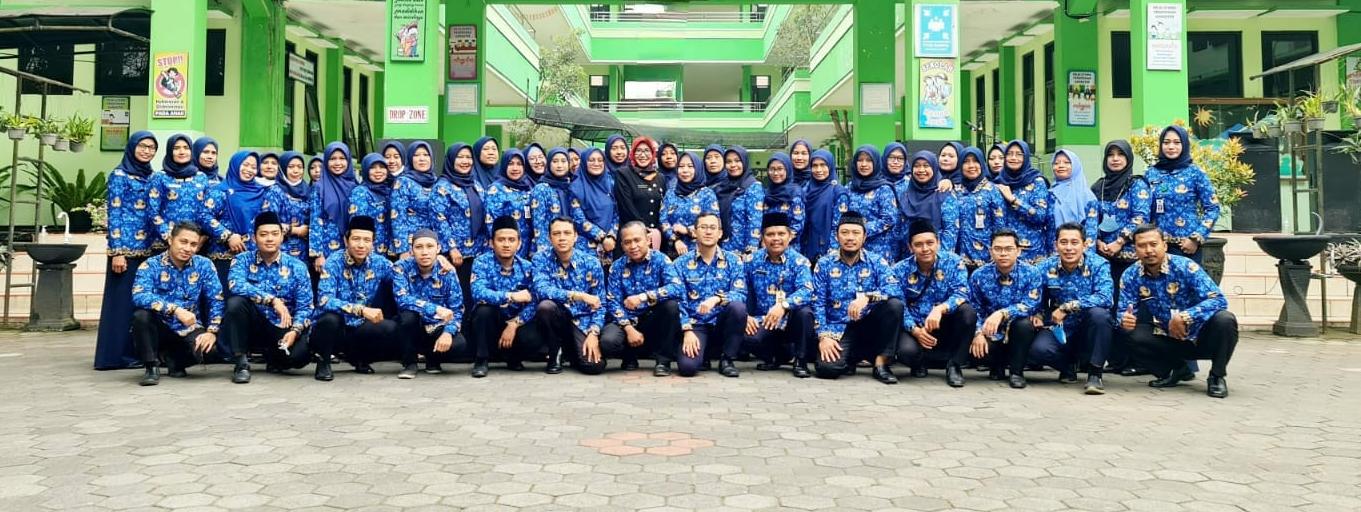 KOMPAK : Kepala Sekolah Dra Anita Rosemaria MPd (tengah) berfoto bersama guru dan staf SDN Model Kota Malang.