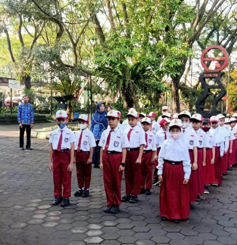 KARAKTER : Pembiasaan apel pagi bersama seluruh siswa dan guru tiap Selasa sampai Kamis di halaman SDN Model Kota Malang.