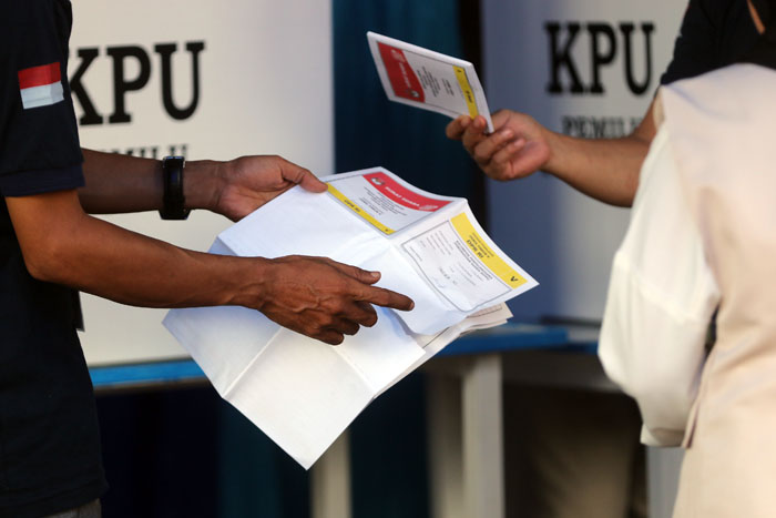Petugas KPPS di Malang sedang membuka suara untuk rekapitulasi