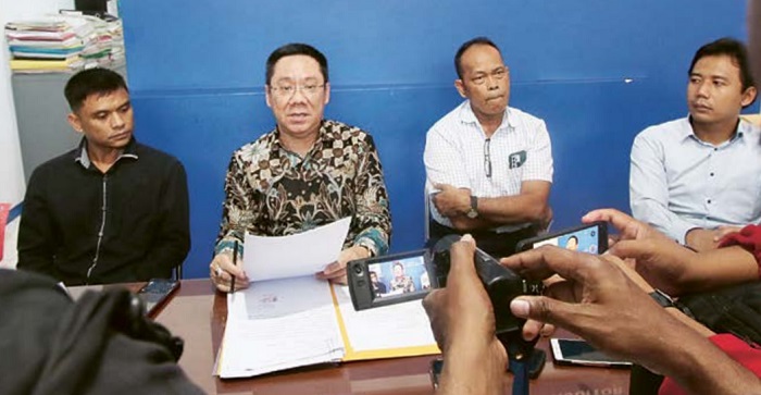 KLARIFIKASI: Pejabat Prosedur Operasional BLK-LN CKS Malang Kusworo (dua dari kanan) mengadakan konferensi pers bersama pengacara Gunadi Handoko (dua dari kiri) kemarin (22/2).