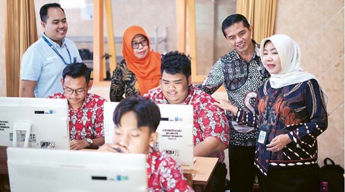 FOKUS TRYOUT: Dari kiri, Perwakilan Primagama Fitrin Andriadi SPd, Ketua MKKS SMAN Kota Malang Asri Widiapsari MPd, Kepala SMAN 4 Malang Hari Wahjono SPd MPd, dan Kacabdin Provinsi Jatim Wilayah Kota