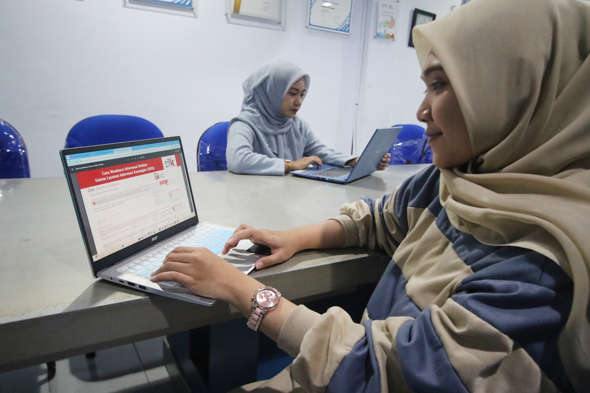 Salah satu mahasiswa mengakses informasi produk keuangan. (Suharto/Radar Malang)