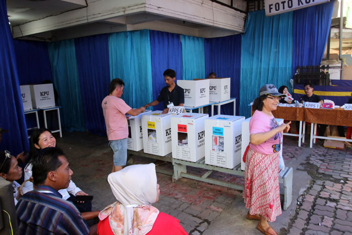 Suasana coblosan di Kota Malang. Perubahan perolehan suara caleg DPRD Kota Malang cukup signifikan. PDIP berpotensi turun, PKB dan Gerindra bisa tambah
