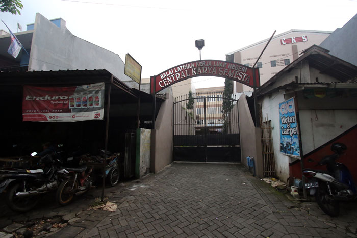 Gerbang depan PT CKS, Jalan Rajasa Bumiayu Kota Malang. Enam TKW kabur dari tempat ini karena mengklaim diperlakukan semena-mena