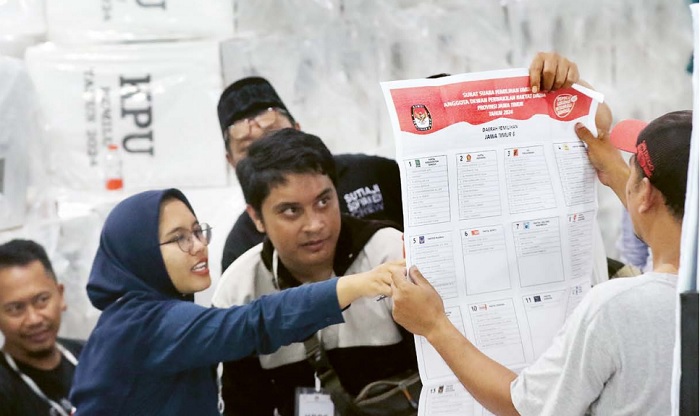 HITUNG ULANG: Rekap tingkat Kecamatan Kedungkandang diwarnai pemeriksaan kembali surat suara dari TPS 08 Kelurahan Madyopuro kemarin (22/2). Sebab terjadi selisih jumlah surat suara sah dengan total