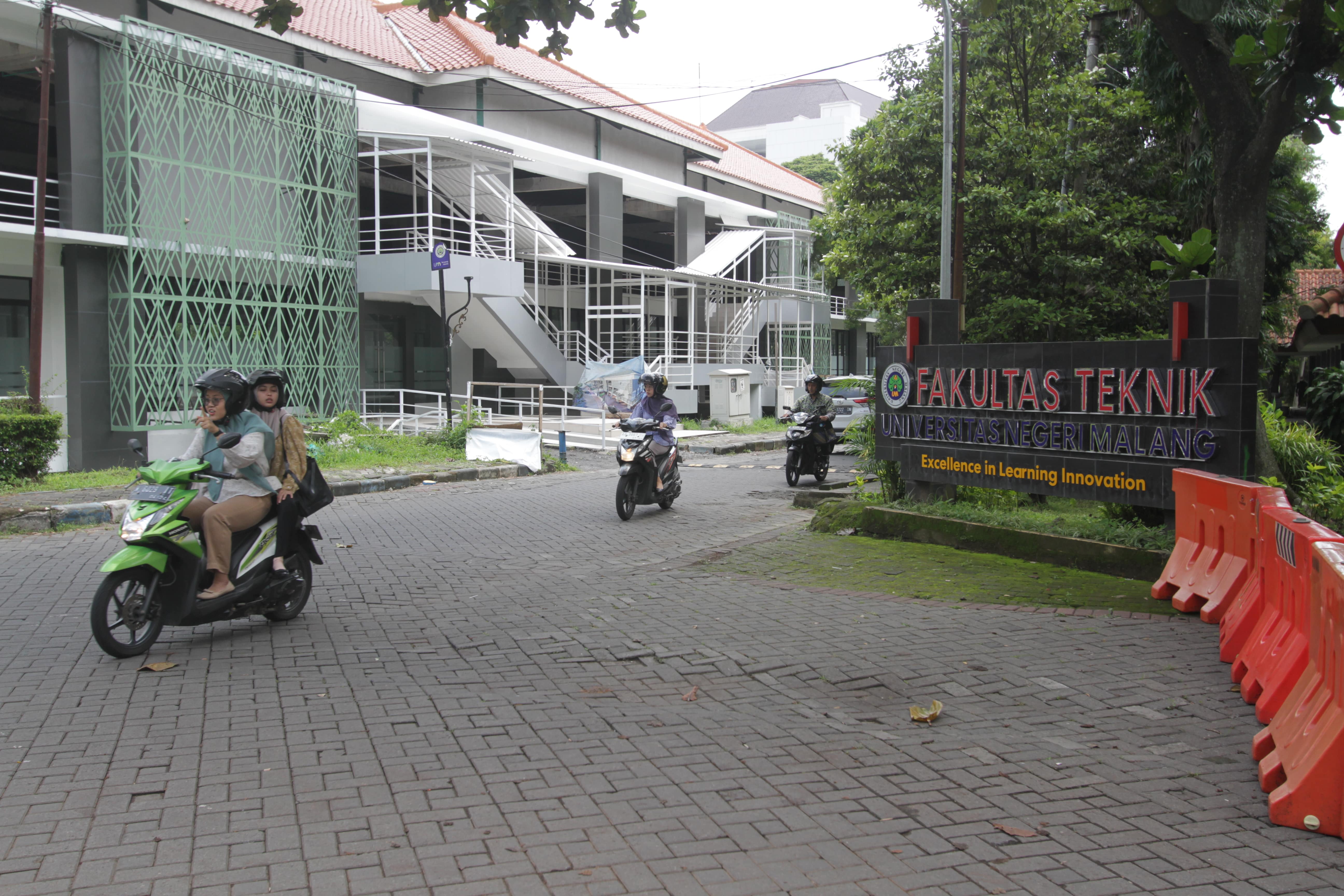 KAMPUS NEGERI: Para mahasiswa melintasi area Fakultas Teknik Universitas Negeri Malang (UM) kemarin.