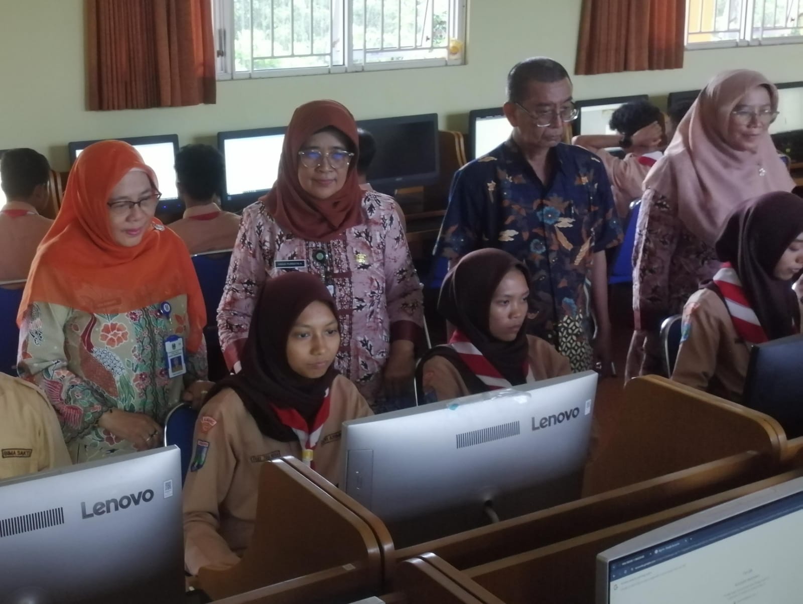 Kepala Cabdin Provinsi Jatim Wilayah Kabupaten Malang Dr Dra Ema Sumiarti MSi (kiri) didampingi Kepala SMAN 1 Singosari Hanik Purbatin Artiningsih SPd (dua dari kiri) mengecek persiapan tryout
