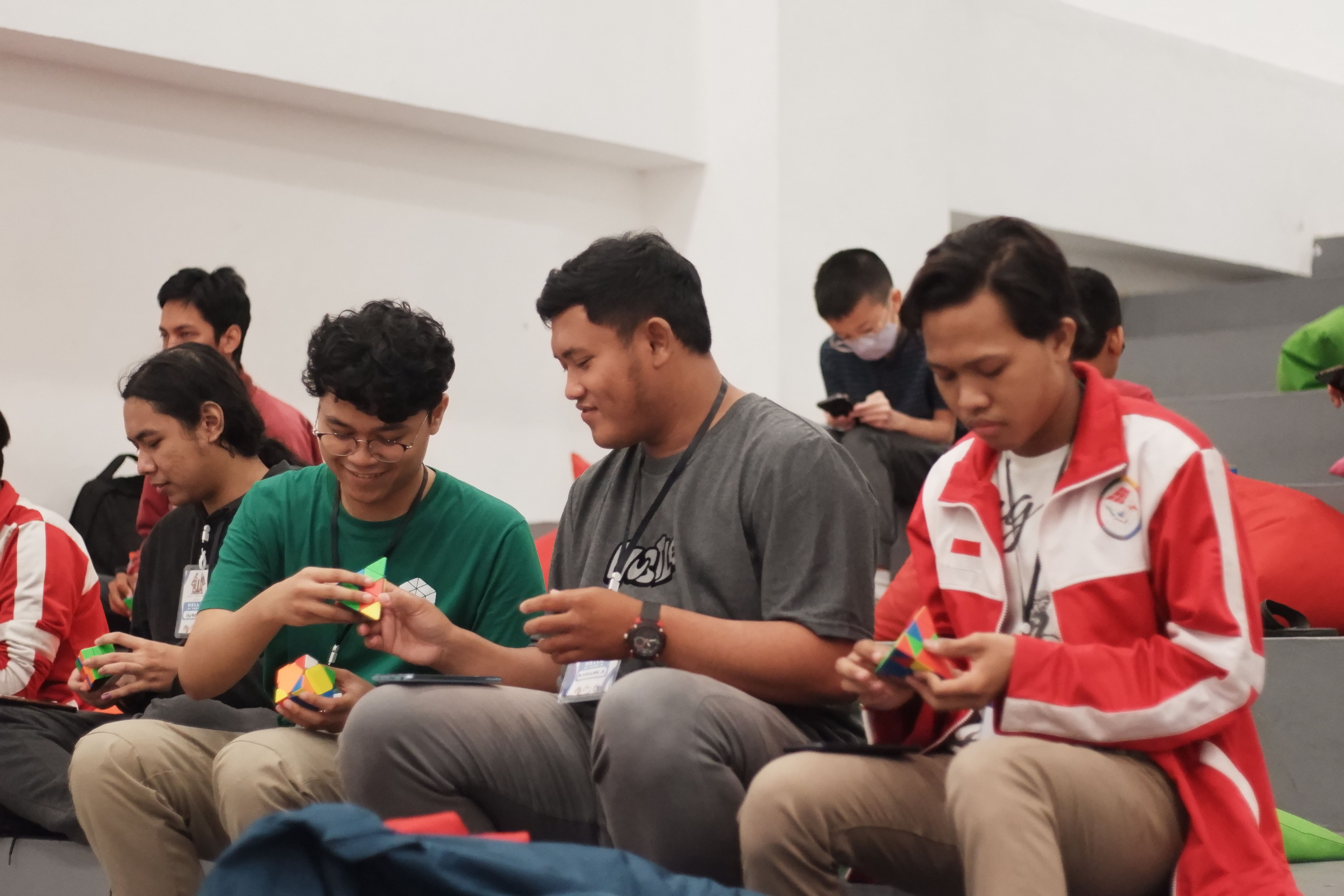 SIBUK: Sembari menyaksikan kompetisi, para pengunjung di lantai V Malang Creative Center (MCC) memainkan rubik masing-masing.