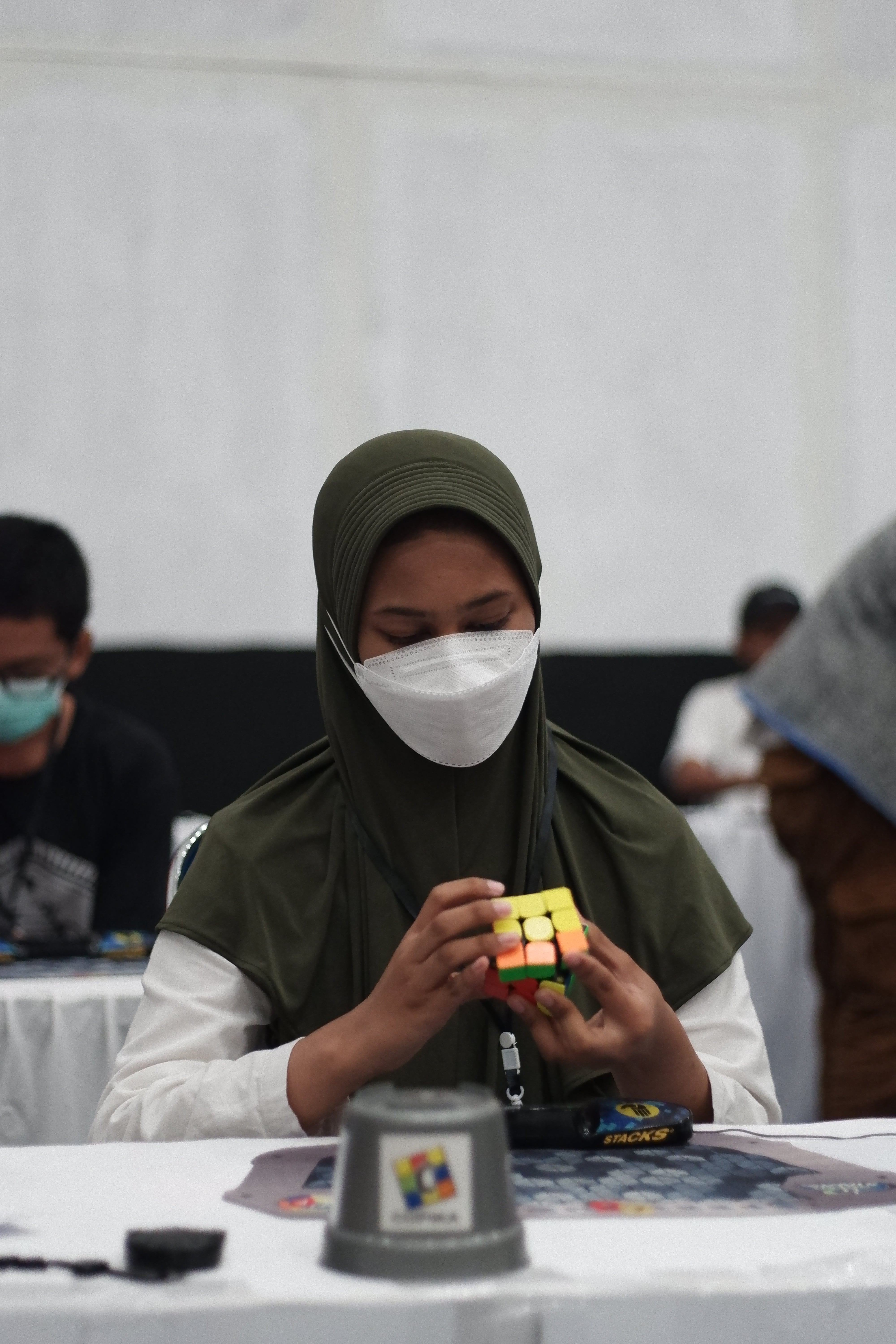 FOKUS: Salah satu peserta kompetisi Jatim Open 2024 hampir menuntaskan susunan rubik