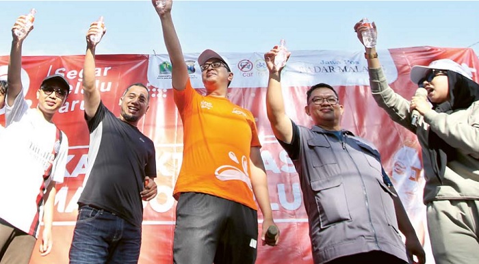 LAUNCHING: Deputi Manajer Operasional Door&rsquo;s Plus Yoni Prawardayana (empat dari kiri) dan Direktur Jawa Pos Radar Malang Tauhid Wijaya (tiga dari kanan) mengenalkan air minum demineral Door&rsquo;s Plus ke