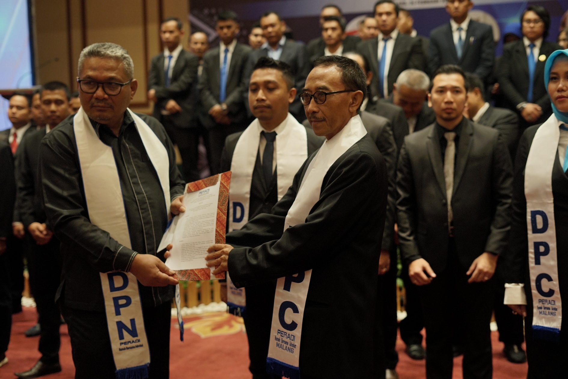 EMBAN AMANAH: Ketua DPC Peradi RBA Malang Akhmad Siswantoro SH (kanan) baru saja dilantik kemarin siang di Hotel Ijen Suites. (Satria Cahyono/Radar Malang)