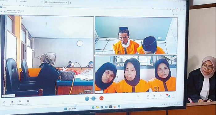 TAK MANUSIAWI: Lima terdakwa penganiayaan terhadap DN, 7, bocah asal Kecamatan Kedungkandang menjalani sidang vonis kemarin. Ayah kandung korban mendapat vonis tujuh tahun.