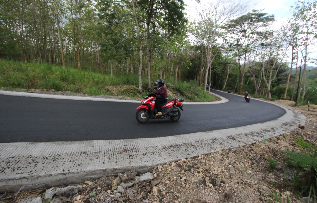 darmono/radar malang MULUS DAN LEBAR: Pengendara melintas di ruas jalan penghubung wilayah Karangkates-Modangan yang sudah selesai dikerjakan akhir tahun 2023 lalu.