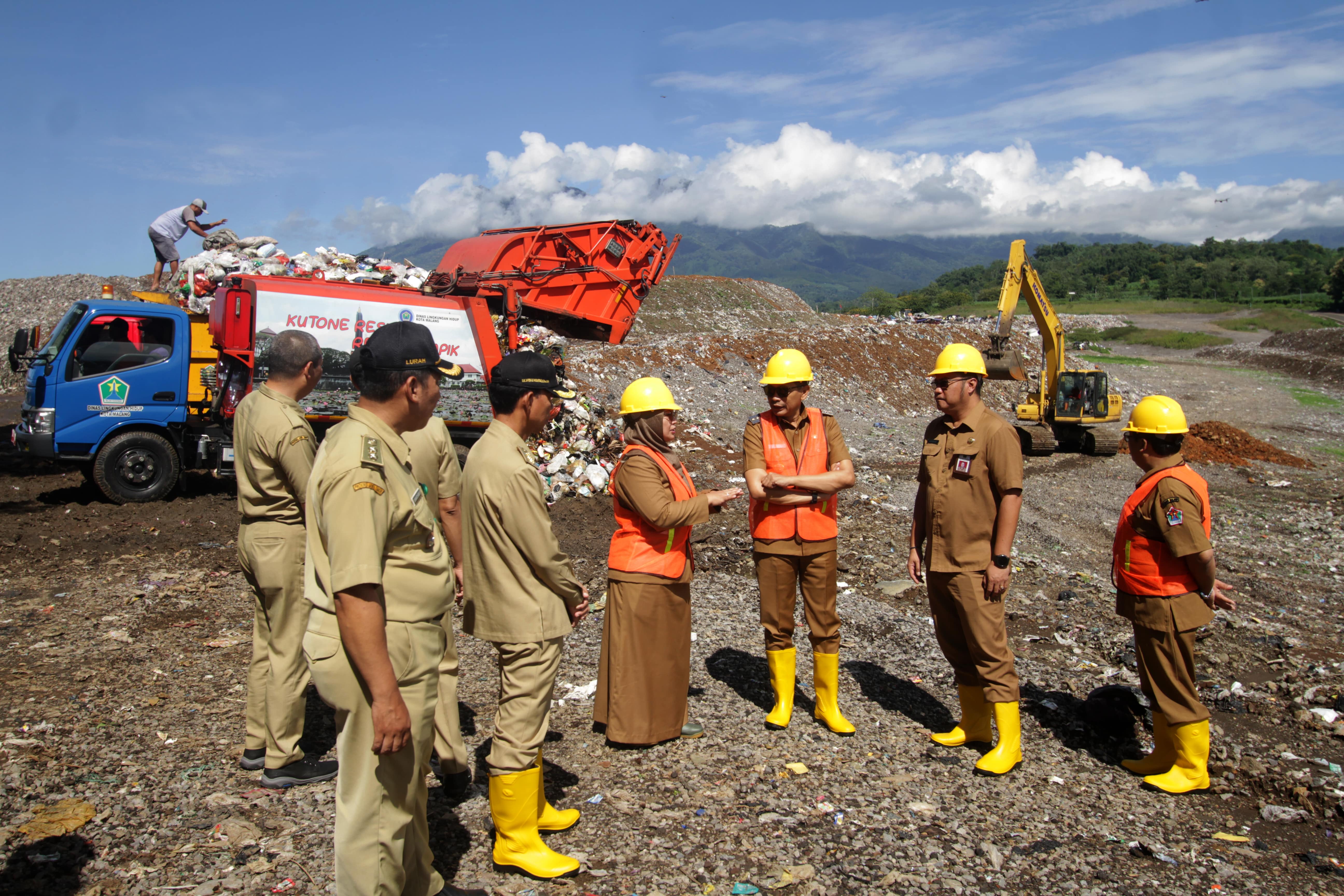 TEKNOLOGI BARU: Pj Wali Kota Malang Wahyu Hidayat (tiga dari kanan) meninjau sanitary landfill di TPA Supit Urang, Kelurahan Mulyorejo, Kecamatan Sukun, kemarin (27/2).