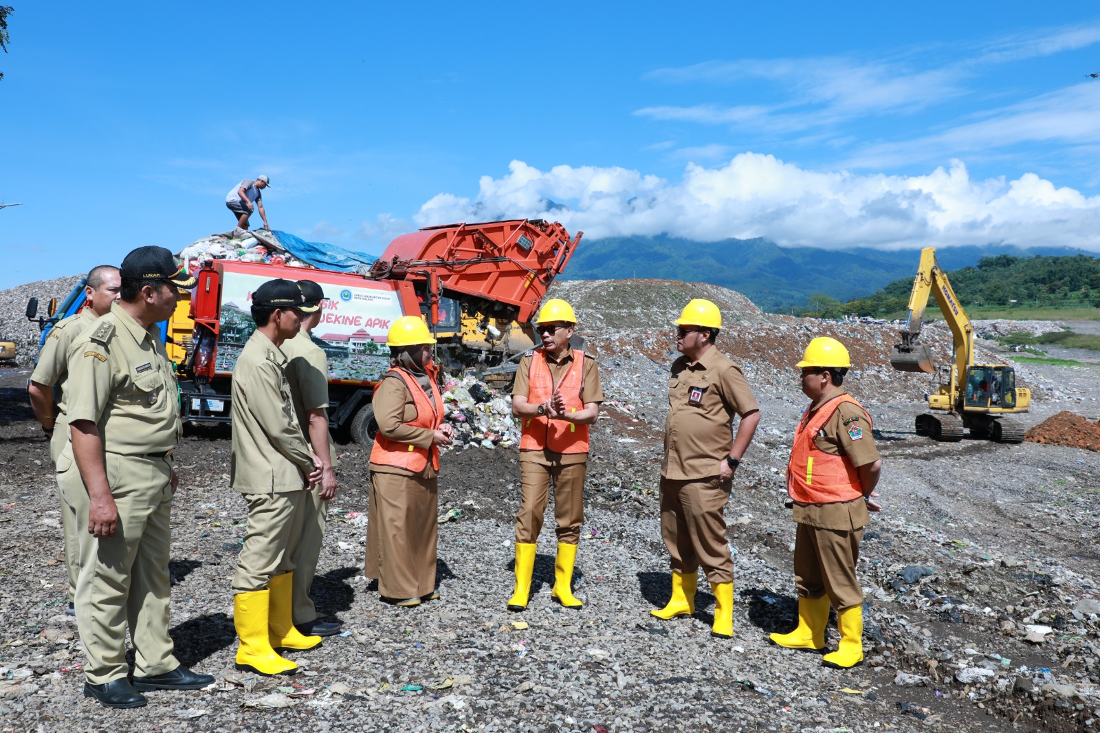Pj Wali Kota Malang Wahyu Hidayat (tiga dari kanan) meninjau TPA Supit Uranf
