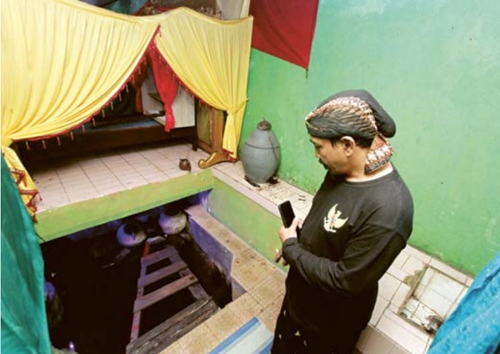 TERJAGA: Juru kunci Anang Yuwanto alias Mas Bono menunjukkan titik mata air Tirta Panguripan di Dusun Segelan, Desa Balesari, Kecamatan Ngajum, Kabupate Malang.