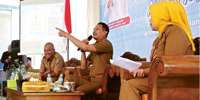 TUNTASKAN MASALAH: Pj Wali Kota Malang Wahyu Hidayat memaparkan program dalam acara Ngombe di kantor Kelurahan Bakalankrajan kemarin (27/2).