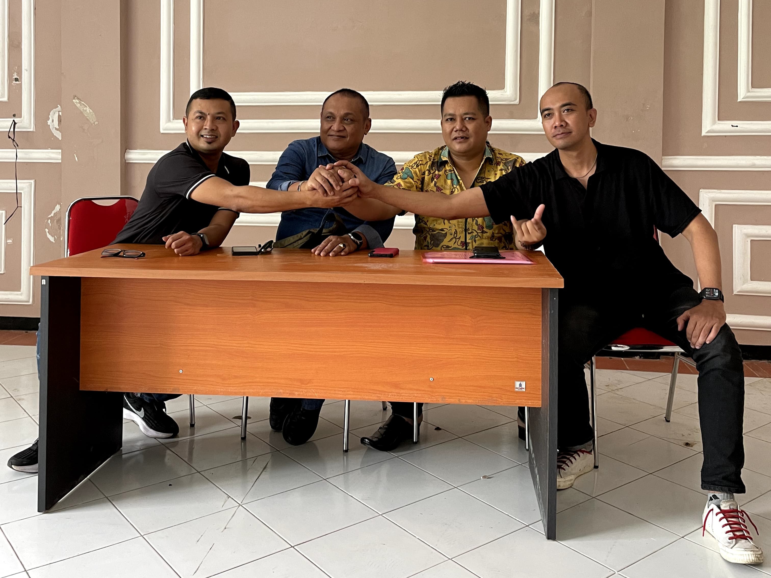 YAKIN LOLOS: Ketua Tim Pemenangan Caleg DPR RI Jawa Timur Dapil V Andreas Eddy Susetyo R. Soegiharjanto bersama tim di Rumah Aspirasi, Kendalpayak,  (28/2).