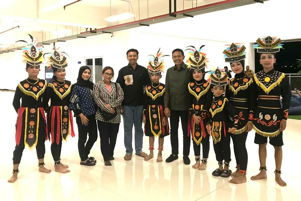 APRESIASI TARI : Pj Walikota Malang Dr Ir Wahyu Hidayat MM (lima kanan) berfoto bersama dengan NDS Sanggarmoe, beberapa waktu lalu.