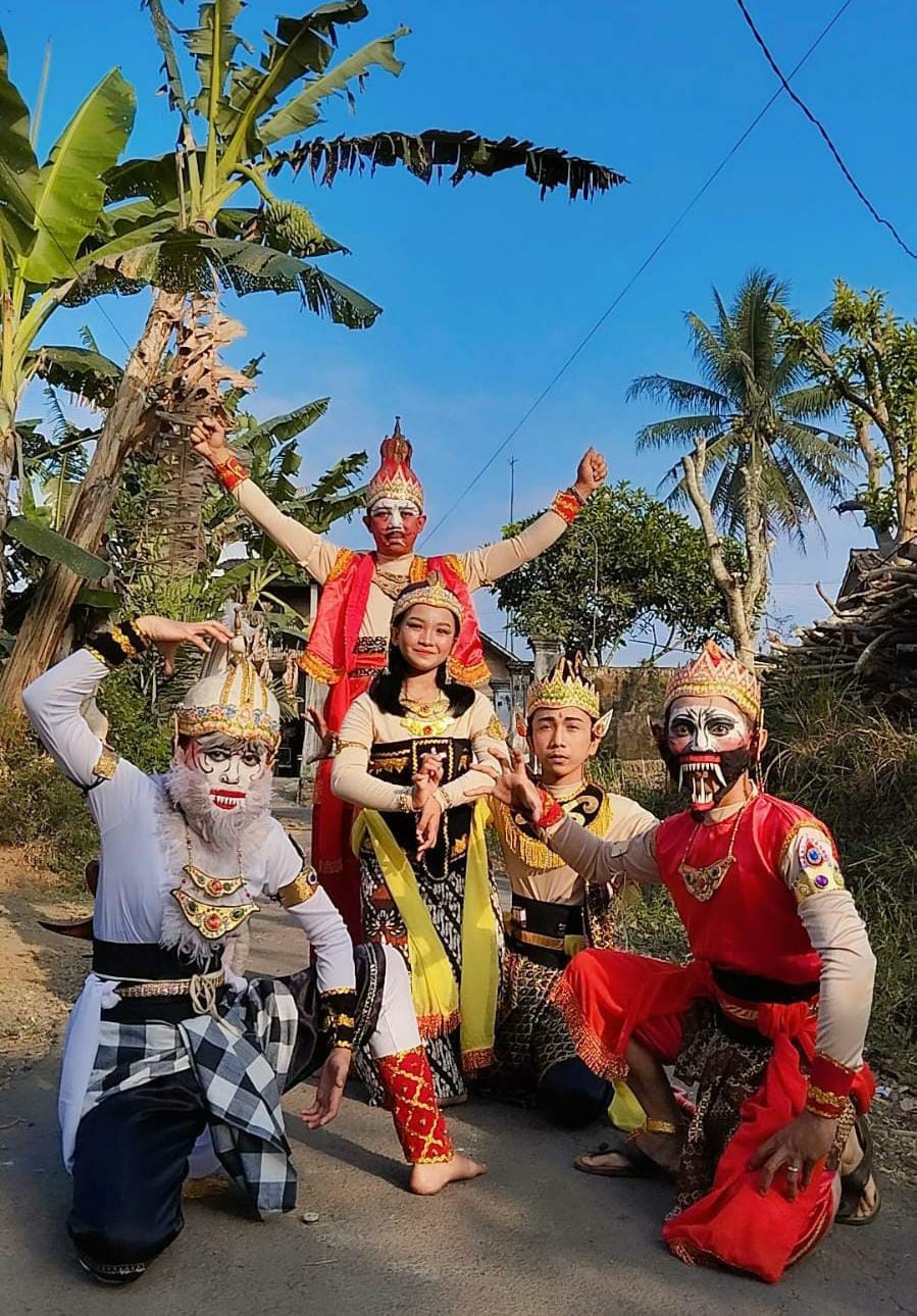 TAMPIL BEDA : Make up karakter andalan NDS Sanggarmoe