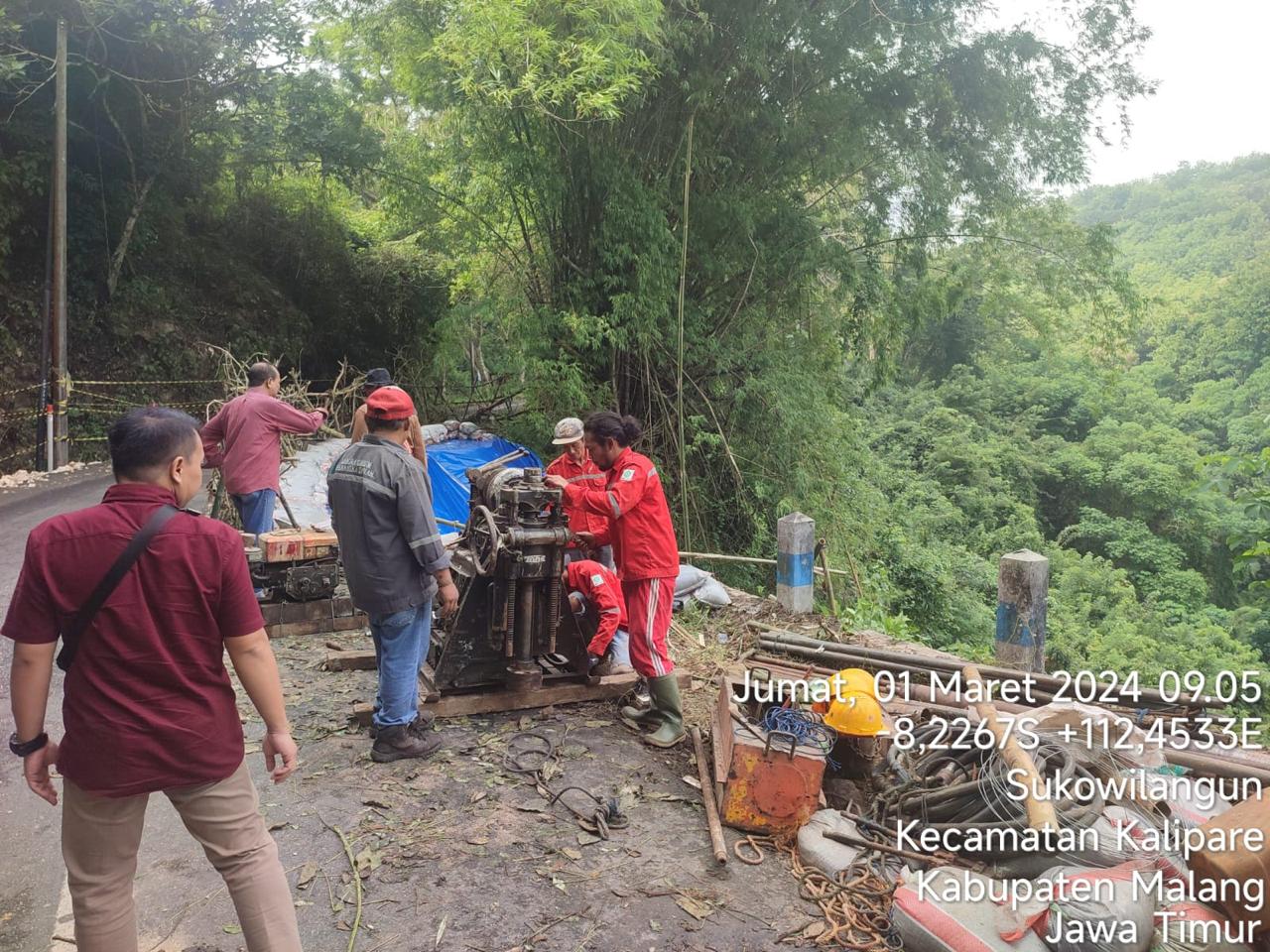 Tim Dinas PU Bina Marga mulai melakukan perbaikan jalan longsor di kawasan Rajekwesi, Kalipare, Jumat (1/3)