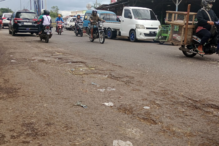 Aspal yang mengelupas di sepanjang jalan Pasar Induk Gadang Kota Malang