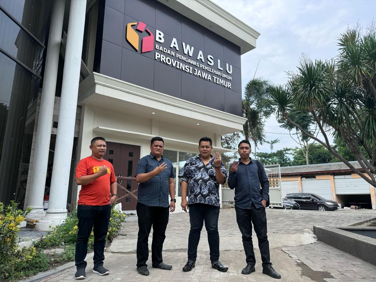 Tim Gunawan Center melaporkan dugaan pelanggaran pemilu berupa pencurian suara ke Bawaslu Jawa Timur