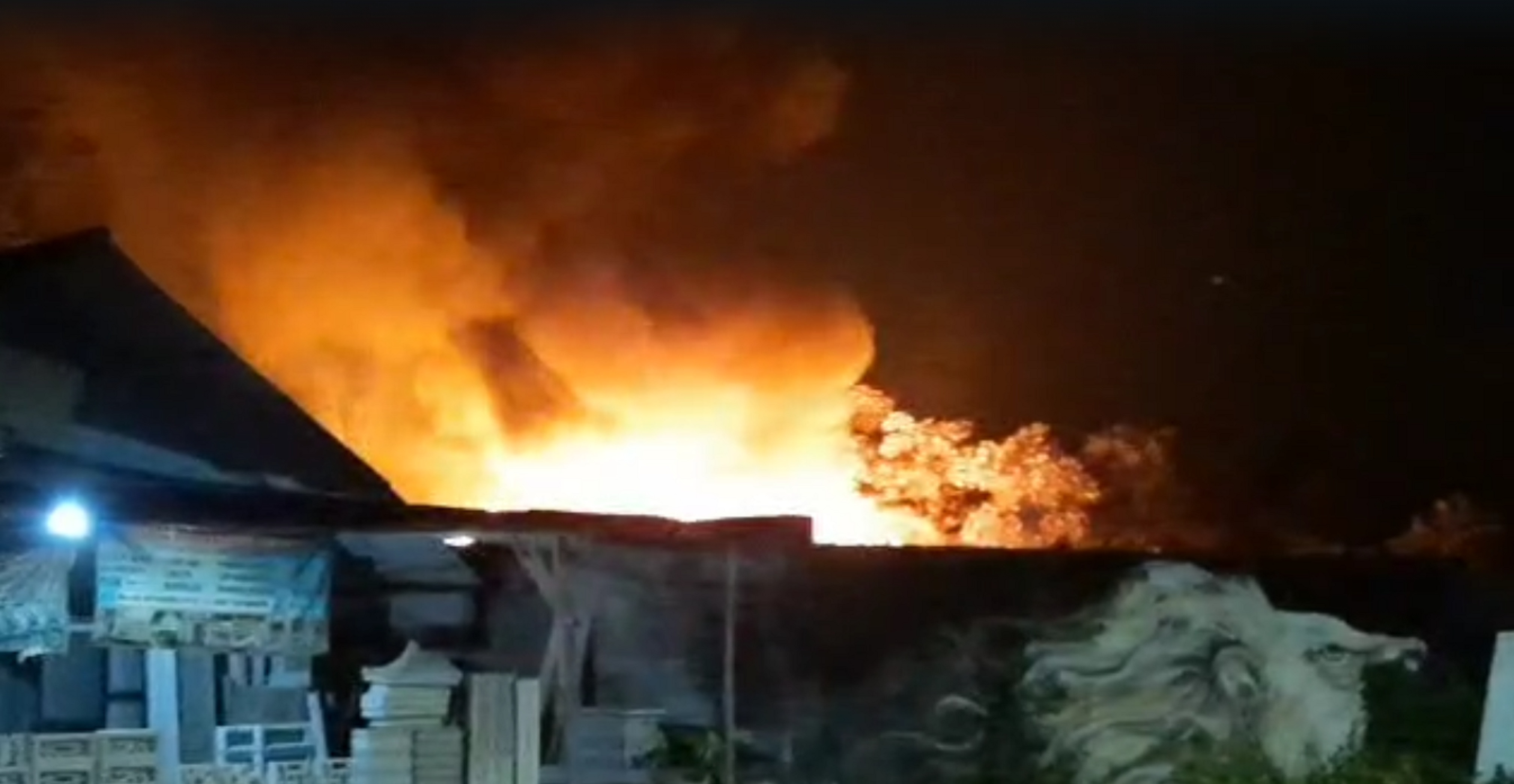 Cuplikan video kebakaran gudang di Kasembon. (istimewa)