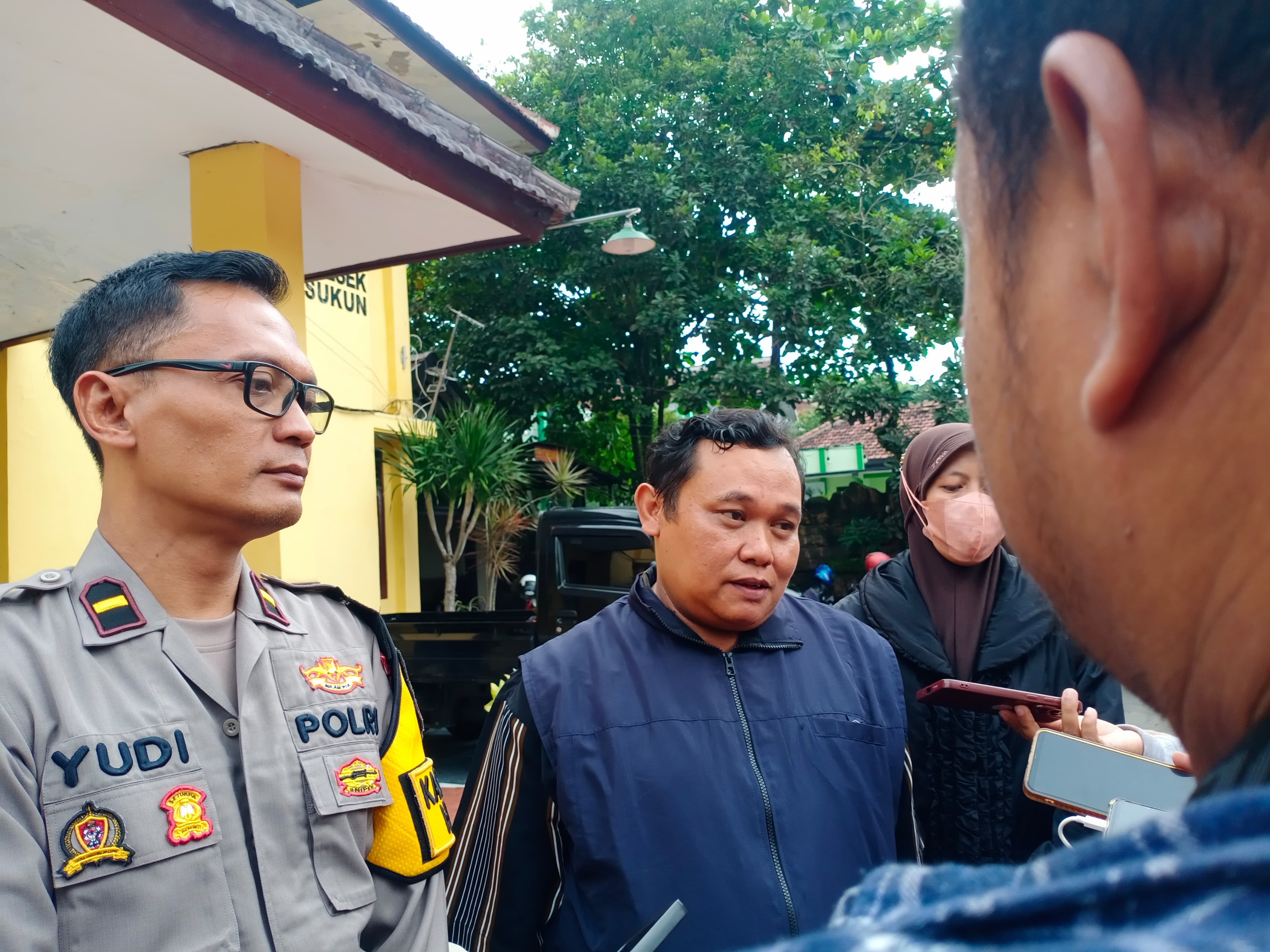 Kasihumas Polresta Malang Kota Ipda Yudi dan Kepala SMP Nasional Malang Kukuh Widartono