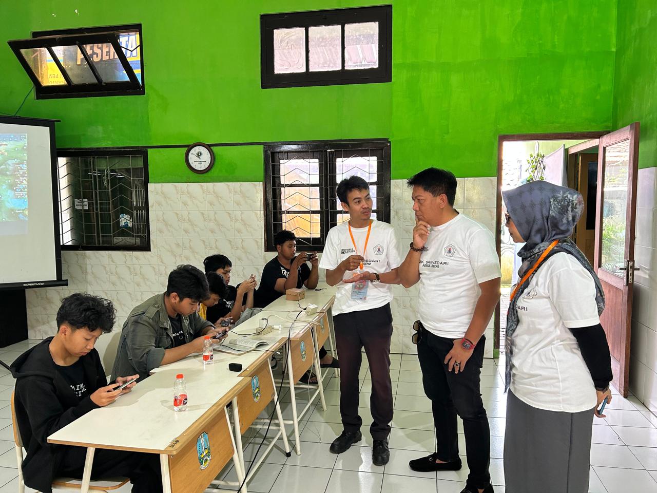 Ketua Yayasan Sriwedari Malang Made Arya Wedanthara (tengah) bersama Kepala SMK Sriwedari Wreda Tri Witosari meninjau turnamen Mobile Legend, (2/3).
