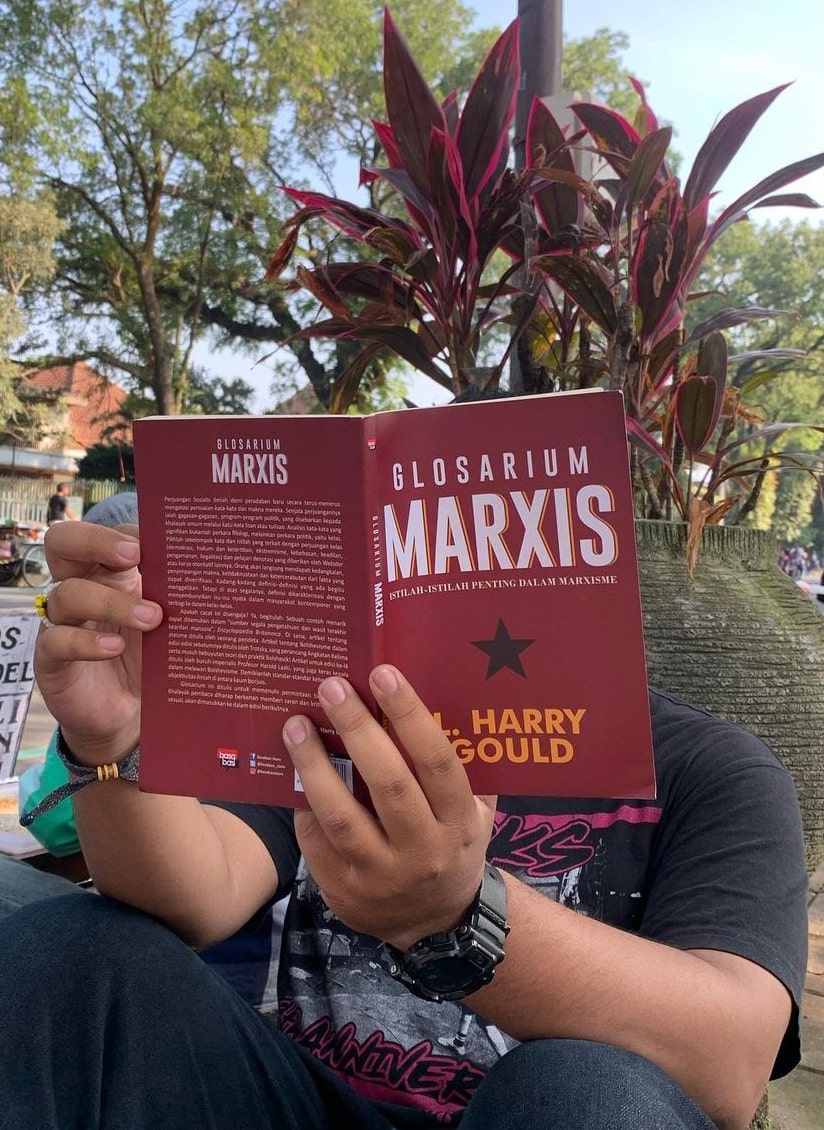 SERIUS: Seorang pengunjung membaca buku yang tersedia di lapak komunitas Area Baca Selasa, Jumat lalu (1/3)