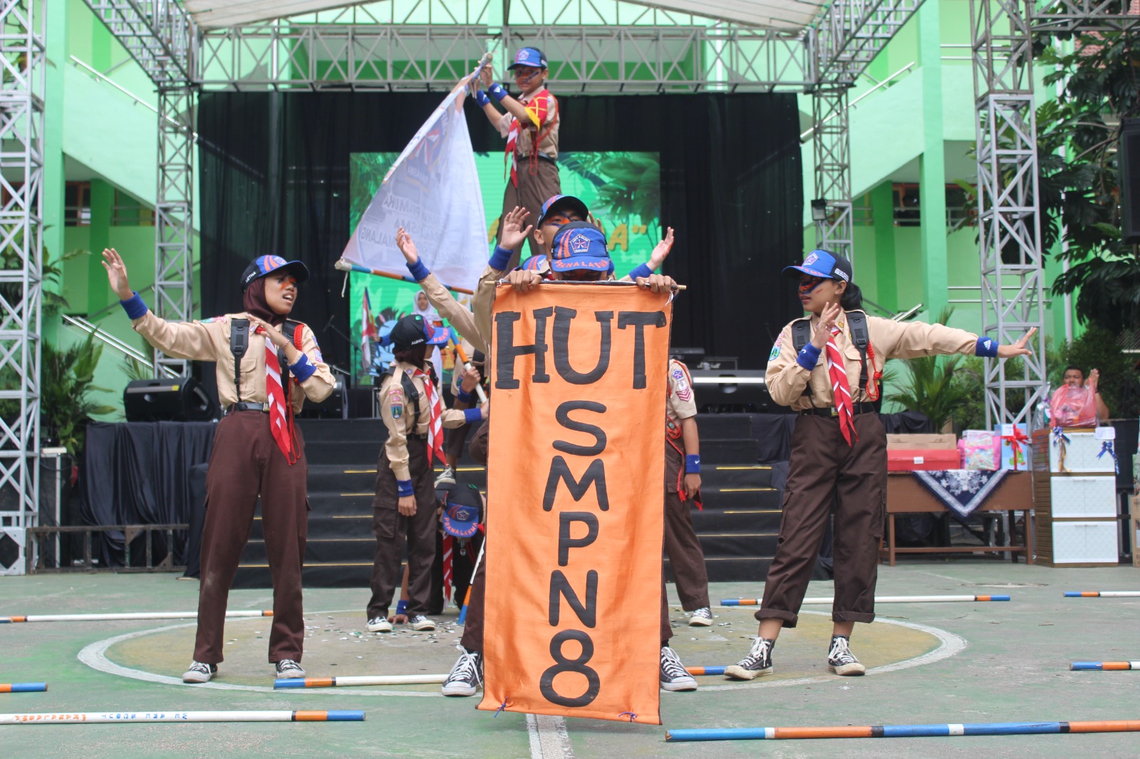 MBOIS : Salah satu penampilan memukau dari ekstrakulikuler Pramuka SMPN 8 Malang saat HUT ke-47, kemarin (1/3).