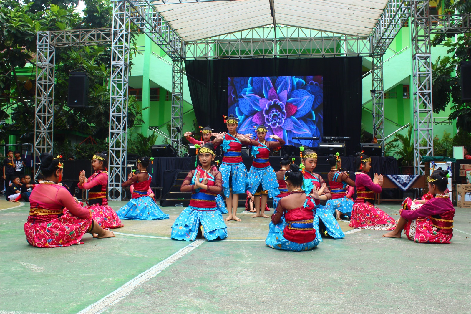 KOMPAK : Penampilan Tari Ambreg dari siswa SMPN 8 Malang.