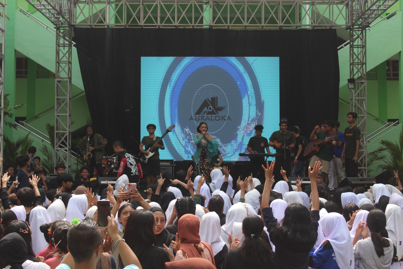 GUEST STAR : Sorak sorai siswa SMPN 8 Malang menyambut penampilan Auraloka Band feat Tikacya, dipanggung &rdquo;Petualangan 47, Berani Berpetualang itu Aku!&rdquo;