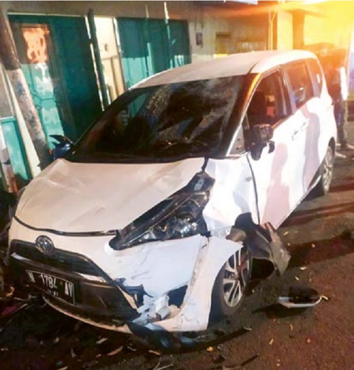 LAKA: Mobil Toyota Sienta bernopol N 1784 AV ringsek setelah menabrak tiga sepeda motor dan tiang listrik di Jalan Pattimura kemarin.