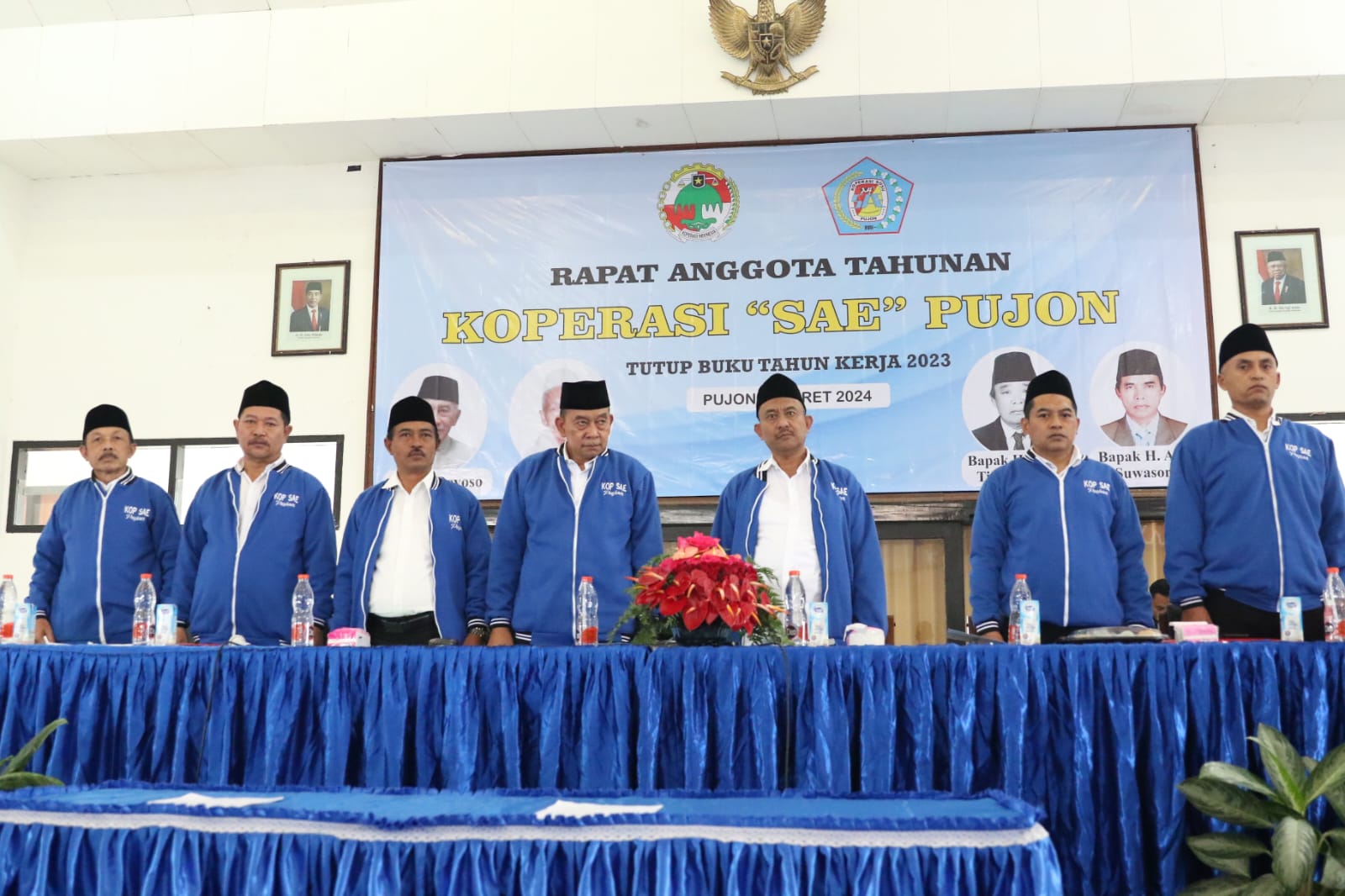 SUKSES: Para pengurus Koperasi SAE Pujon menggelar Rapat Akhir Tahun dengan penuh kekompakan dan kebersamaan, Minggu (3/3).
