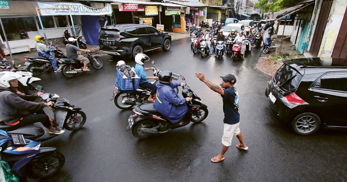 LANGGANAN MACET: Akses di perempatan Jalan Muharto sering menjadi penyebab kemacetan. Pemkot Malang sudah menyiapkan rencana jangka pendek dan panjangnya.