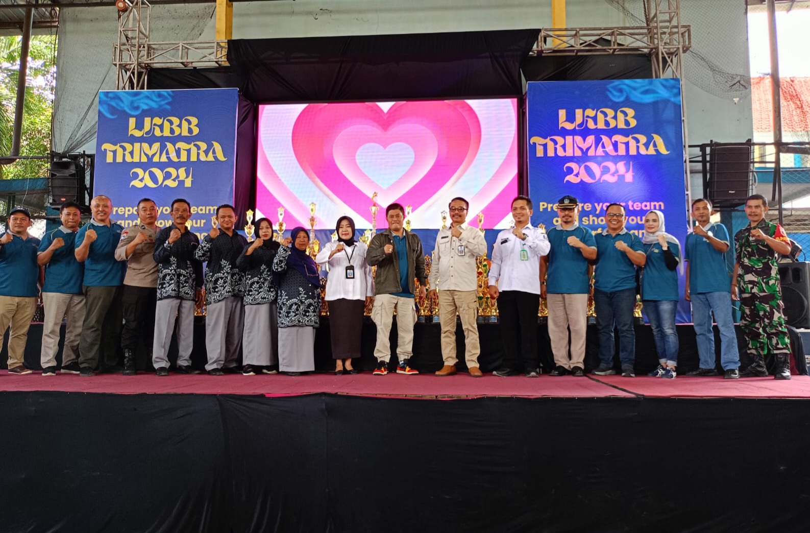 Kacabdin Pendidikan  wilayah Kota Malang dan Kota Batu Dr Hastini Ratna Dewi MPd , Kadisdikbud Kota Malang Suwarjana SE MM, dan Kepala SMKN  6 Malang  Drs Mohammad Taufik MPd bersama jajaran panitia