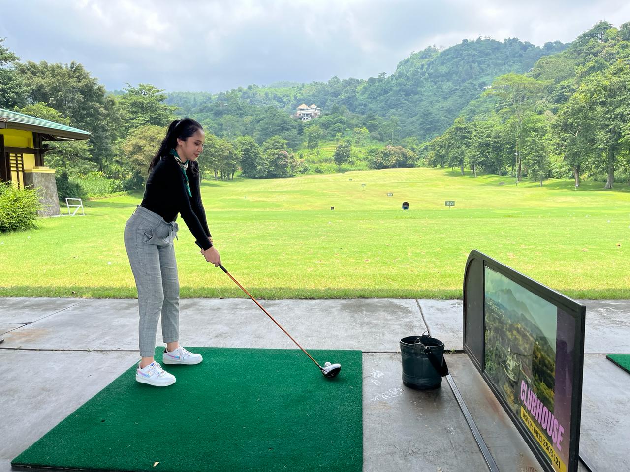 Mega Tarina, Cluster Assistant Director of Communications Vasa Hotel bersiap memukul bola