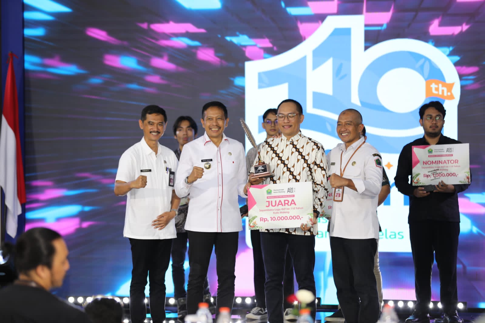 Pj Wali Kota Malang berfoto bersama para juara sayembara logo HUT ke 110 dengan acara puncak 1 April 2024 mendatang