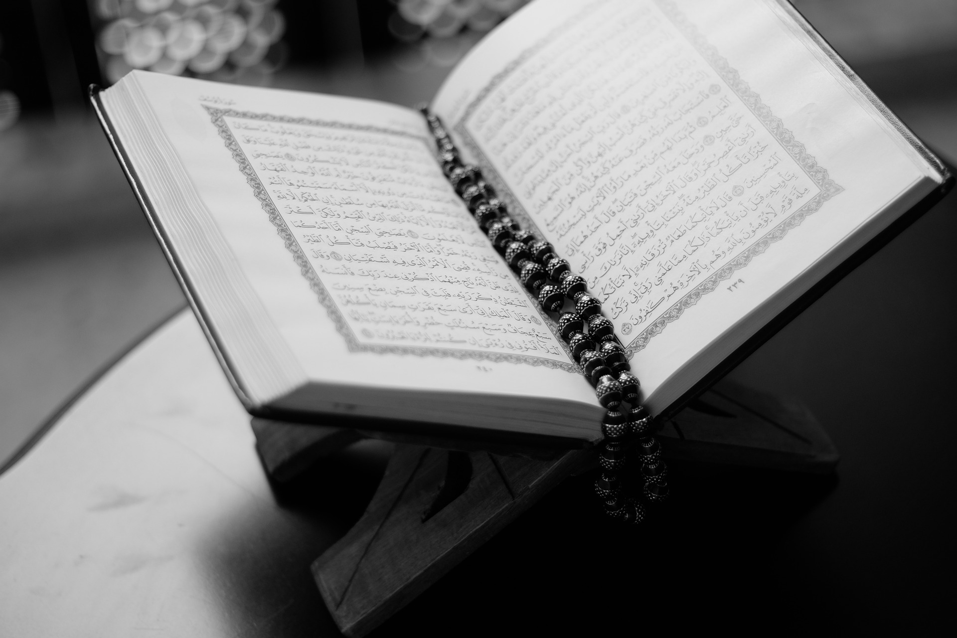 Ilustrasi Alquran yang tengah dibaca. (Freepik)